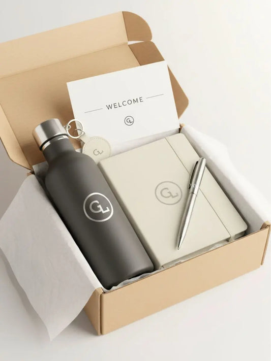 Kit de bienvenida corporativo con botella, libreta, pluma y tarjeta de bienvenida